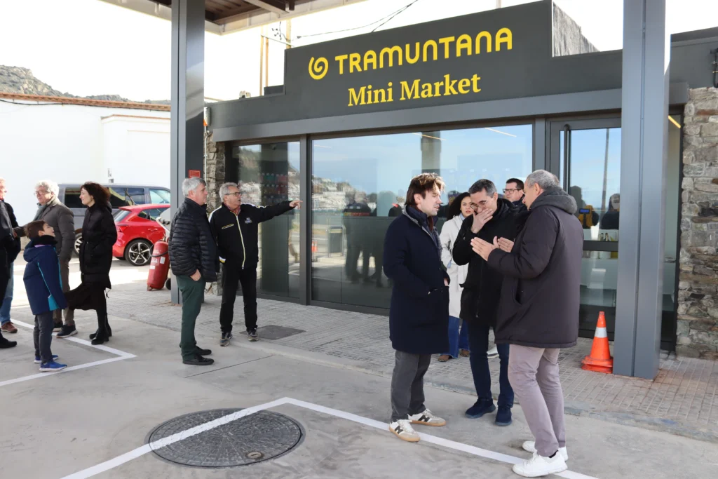 Reobertura de la benzinera d’El Port de la Selva amb veïns i representants locals